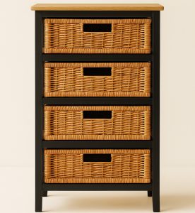 Mueble renovado de segunda mano con cestas de mimbre y estructura negra, ideal para decoración económica y sostenible.