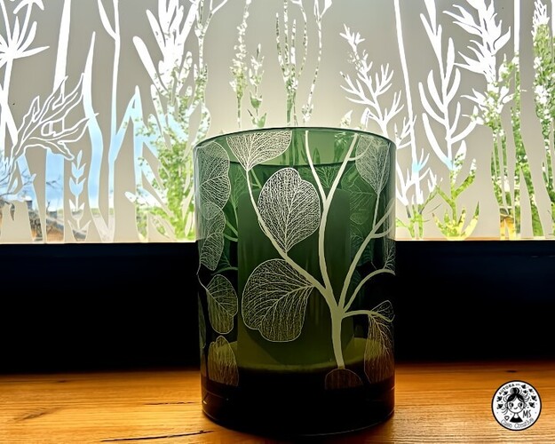 Portavelas de cristal verde con vela decorativa en repisa ventana de baño renovado.