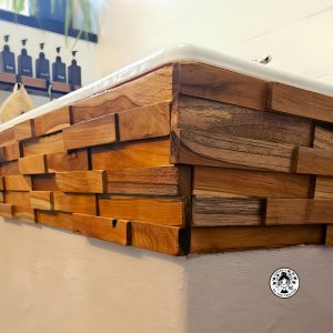 Bañera reformada con revestimiento de madera decorativa, detalle cercano del acabado