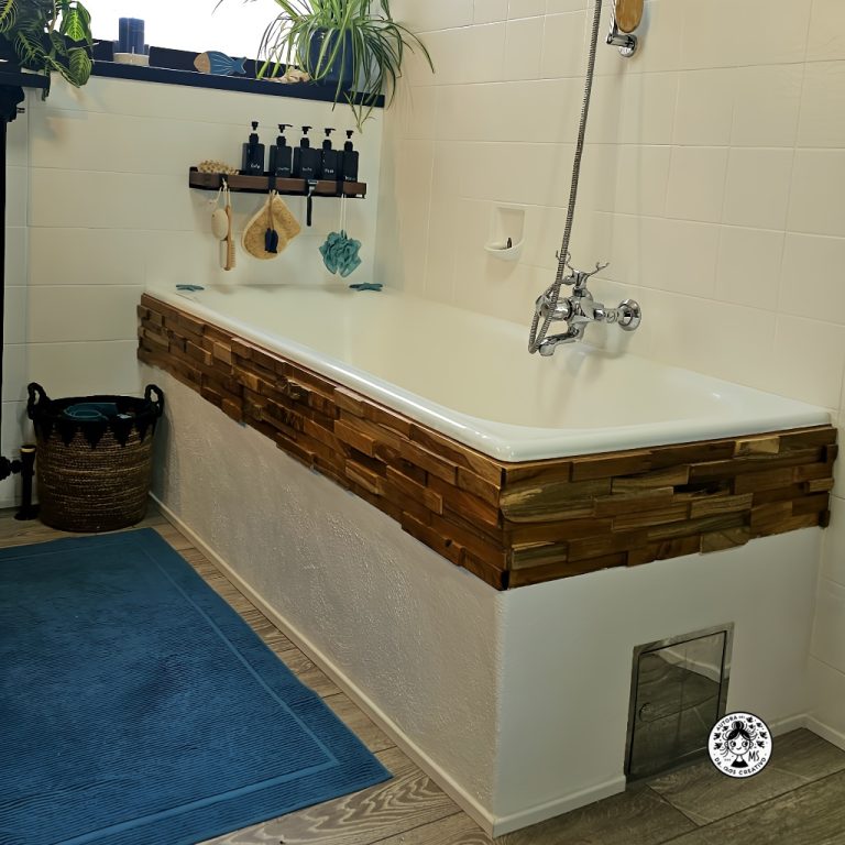 Bañera renovada con base enlucida en blanco con pintura a la cal y frente decorado con paneles de madera barnizada después de la reforma