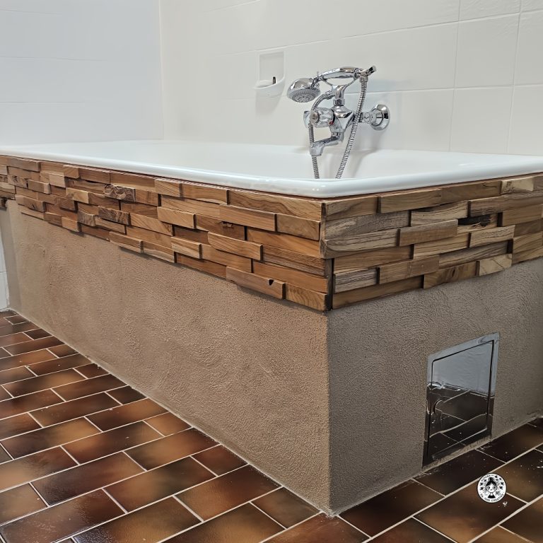 Bañera reformada con revestimiento de paneles de madera y acabado rústico enlucido