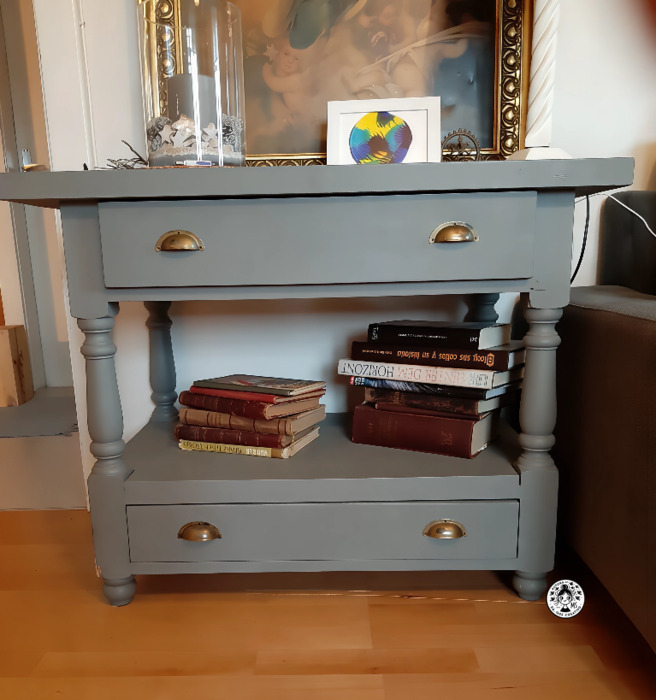 Mueble renovado en color gris elefante con tiradores metálicos, usado en un salón