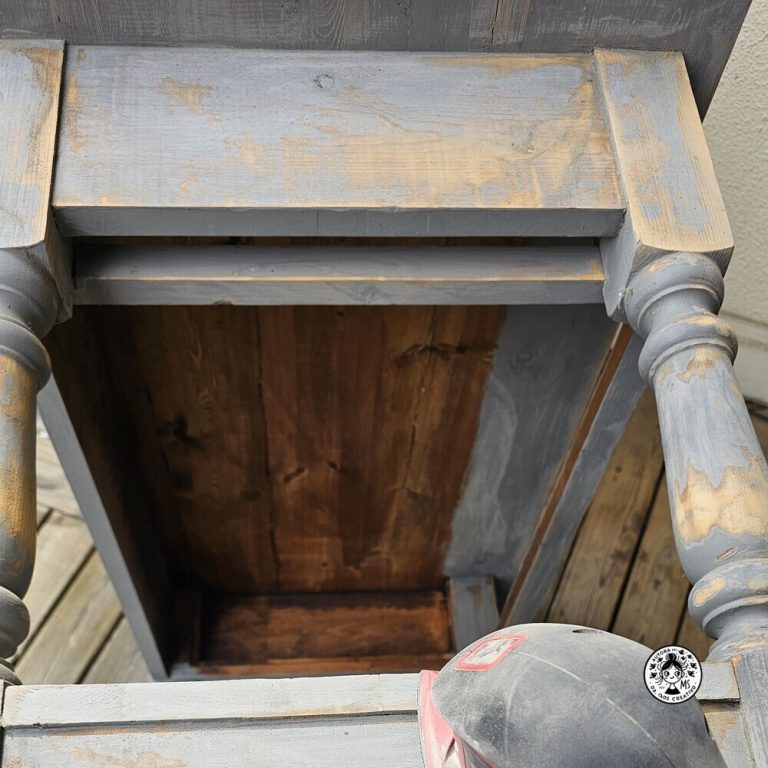 Mueble de madera en proceso de lijado para convertirse en lavabo de baño.